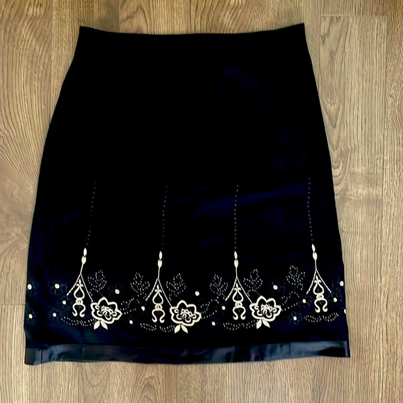 Elegant knee length skirt with embroidery detail - Picture 1 of 3